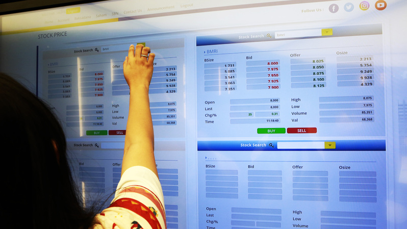 Investor bertransaksi di monitor saham salah satu galeri sekuritas di Jakarta. (Beritasatu Photo/Uthan AR)