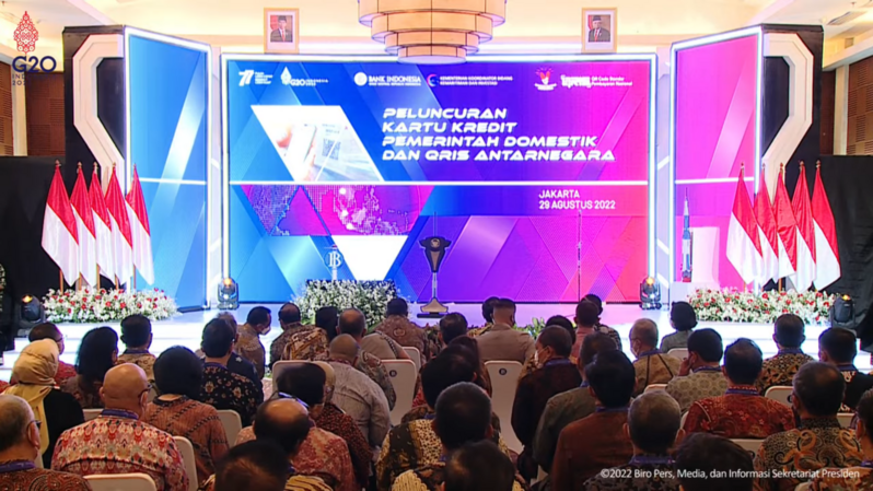 Presiden Joko Widodo (Jokowi) meluncurkan Kartu Kredit Pemerintah Domestik dan Qris Antarnegara di Gedung Thamrin, Bank Indonesia (BI) Jakarta, Senin (29/8/2022).
