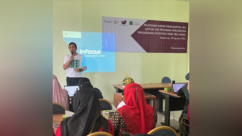 Corporate Sustainability Manager PT Kalbe Farma Tbk, Abi Nisaka sedang memberikan penjelasan di tengah pelatihan kader dalam rangka percepatan penurunan stunting pada ibu hamil di Kresek, Tangerang, Selasa 30 Agustus 2022. (Dokumentasi Adrie)