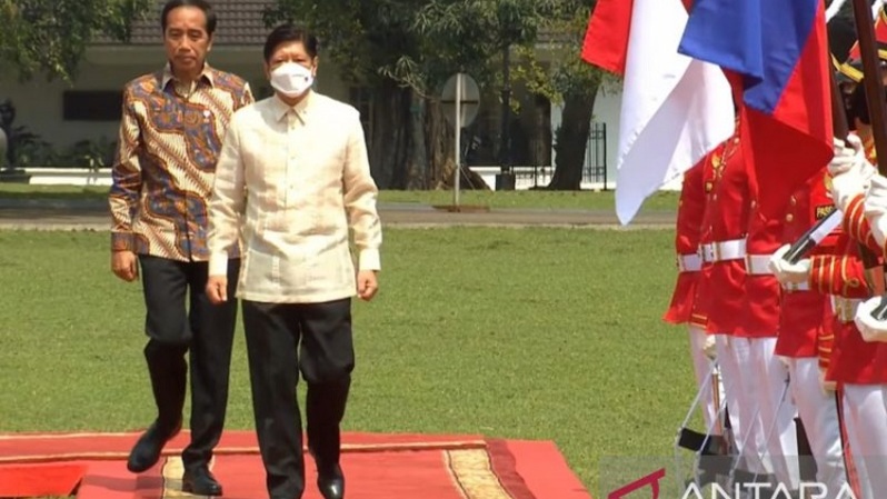 Tangkapan layar Presiden Joko Widodo (kiri) dan Presiden Republik Filipina Ferdinand Romualdez Marcos di Istana Kepresidenan Bogor, Jawa Barat pada 5 September 2022. (FOTO: ANTARA/Mentari Dwi Gayati)
