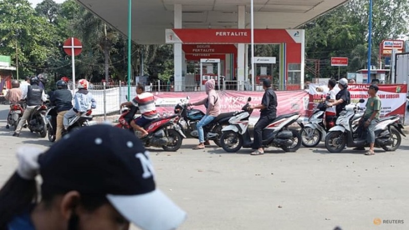 Pengendara sepeda motor mengantre untuk membeli BBM bersubsidi di SPBU Pertamina usai pengumuman kenaikan harga BBM di Bekasi, Jawa Barat pada 3 September 2022. (FOTO: Reuters/ Ajeng Dinar Ulfiana)