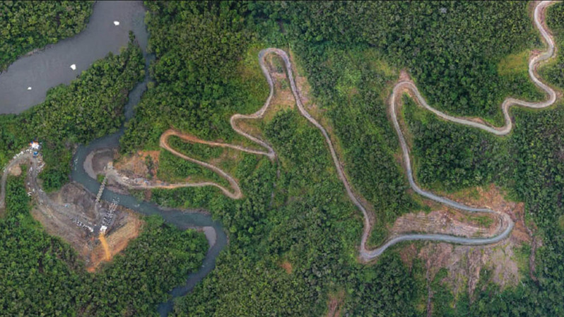 Proyek pembangunan Jalan Trans-Papua Ruas Jayapura-Wamena Segmen Mamberamo-Elelim di Papua. Foto: PUPR