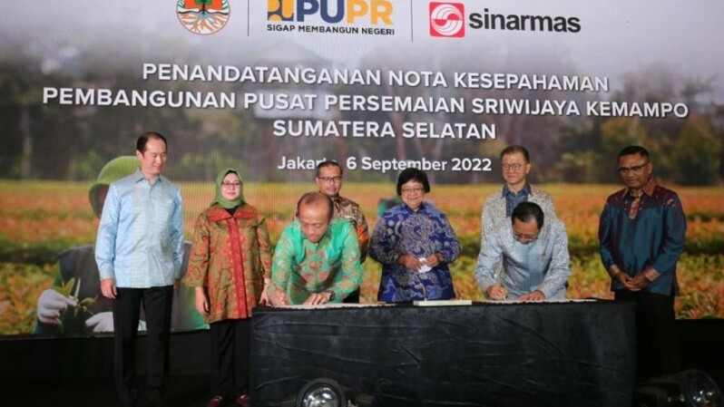 Kementerian Lingkungan Hidup dan Kehutanan (KLHK) dan Sinar Mas, menandatangani nota kesepahaman pembangunan Pusat Persemaian Sriwijaya Kemampo, Kabupaten Banyuasin, Provinsi Sumatera Selatan (Sumsel) berkapasitas 10 juta bibit per tahun.
Sumber: Istimewa