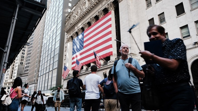 Orang-orang berjalan di dekat New York Stock Exchange (NYSE) pada 1 September 2022 di New York City, AS. (FOTO: SPENCER PLATT / GETTY IMAGES NORTH AMERICA / Getty Images via AFP)