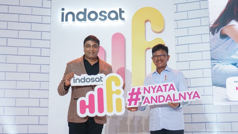 President Director and CEO Indosat Ooredoo Hutchison Vikram Sinha (kiri) didampingi Menkominfo Johnny G Plate (kanan) meluncurkan Indosat HiFi. (IST) 