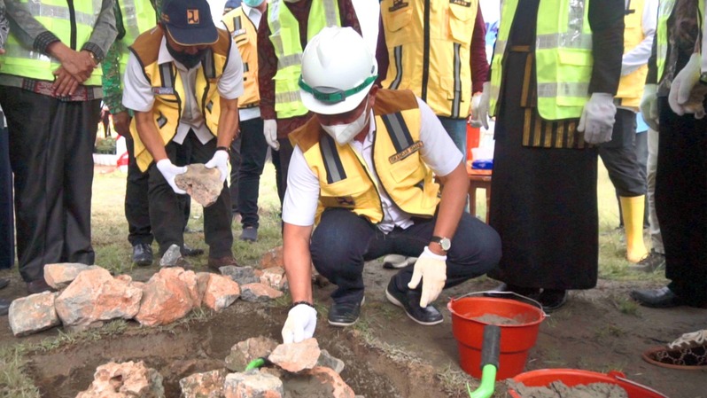 proses peletakan batu pertama (groundbreaking) Rusun Mahasiswa Kampuas IAIN Konawe.