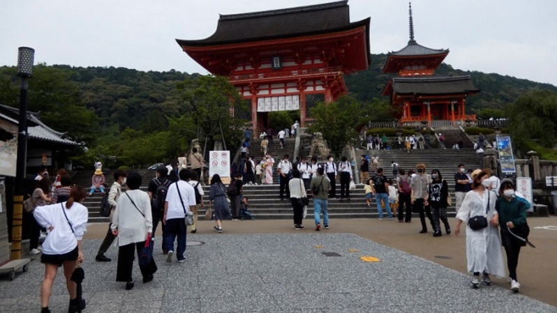 Pengunjung berjalan-jalan di kuil Kiyomizu-dera yang adalah atraksi populer di kalangan wisatawan di Kyoto, Jepang pada 18 Juni 2022. (Foto: Reuters/Satoshi Sugiyama)