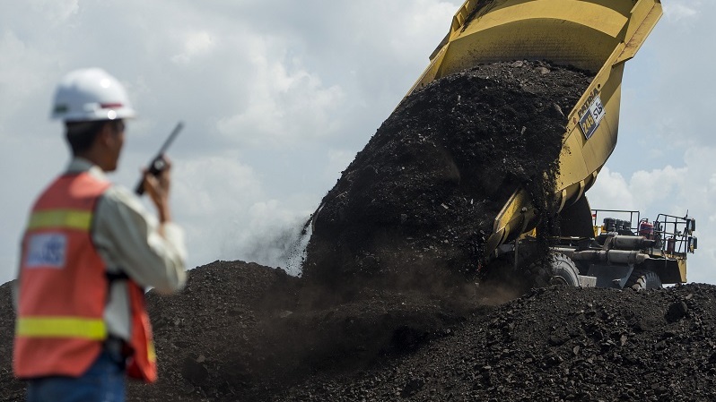 Petugas memantau heavy dump truck yang menurunkan batu bara di kawasan tambang batu bara milik Adaro, Tabalong, Kalimantan Selatan. (ANTARA FOTO/Sigid Kurniawan/foc/17)