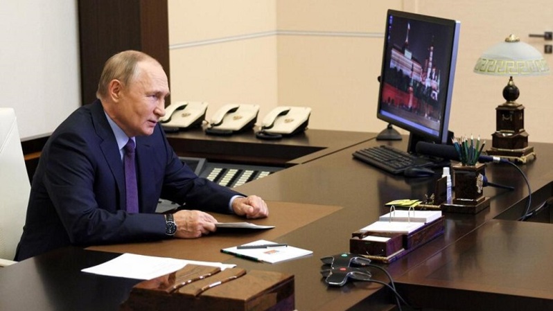 Presiden Rusia Vladimir Putin memimpin pertemuan tentang masalah ekonomi melalui konferensi video di kediaman Novo-Ogaryovo luar Moskow, Rusia pada 19 September 2022. (Foto: Gavriil Grigorov, Sputnik, Kremlin Pool Photo via AP)