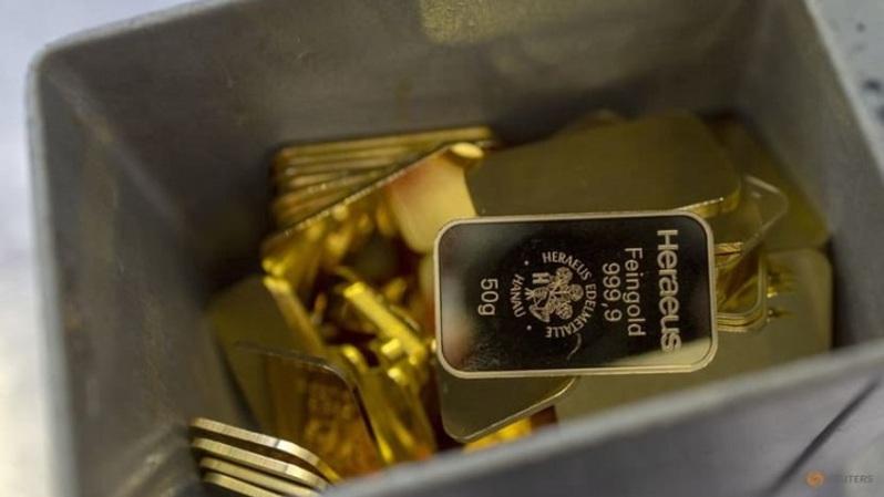 Emas batangan 50 gram difoto setelah dicetak di pabrik penyulingan dan pabrikan batangan Argor-Heraeus di Mendrisio, Swiss pada 13 Juli 2022. (FOTO: REUTERS/Denis Balibouse)