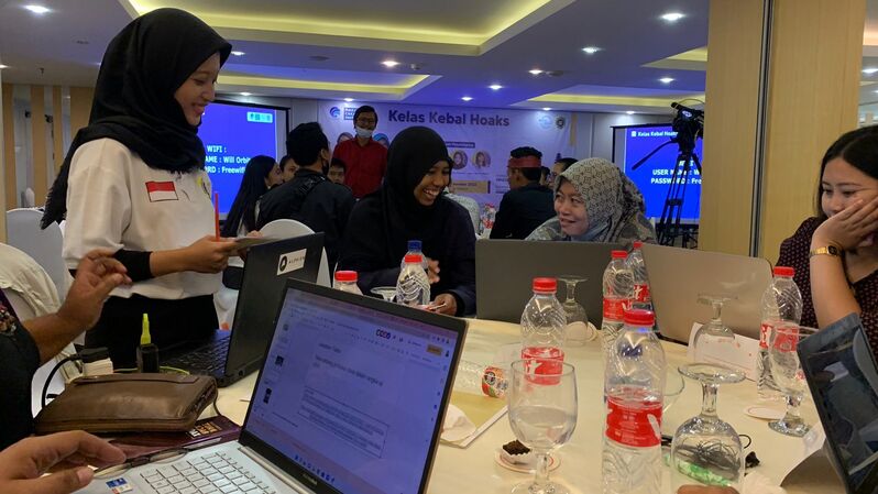 Kemenkominfo bersama GNLD dan MAFINDO menyelenggarakan kegiatan literasi digital Kelas Kebal Hoaks di Kota Denpasar, Bali.
Sumber: Istimewa