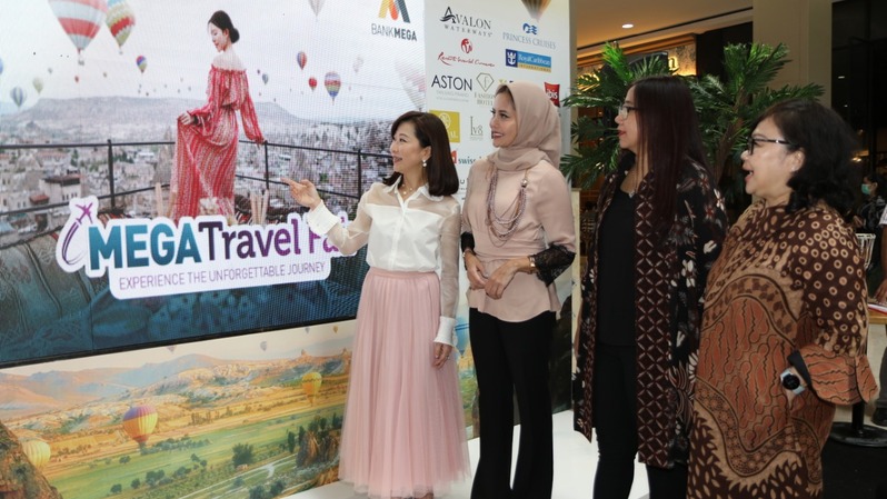 Bank Mega kembali menggelar Mega Travel Fair periode kedua tahun ini. Direktur Consumer Banking Bank Mega Diza Larentie (kiri) dan Direktur Utama Antavaya Tour and Travel Ratih Prabandari (kedua kiri) membuka event tersebut di Mal Kota Kasablanka, Jakarta, Kamis (22/9/2022). (Foto: Istimewa)