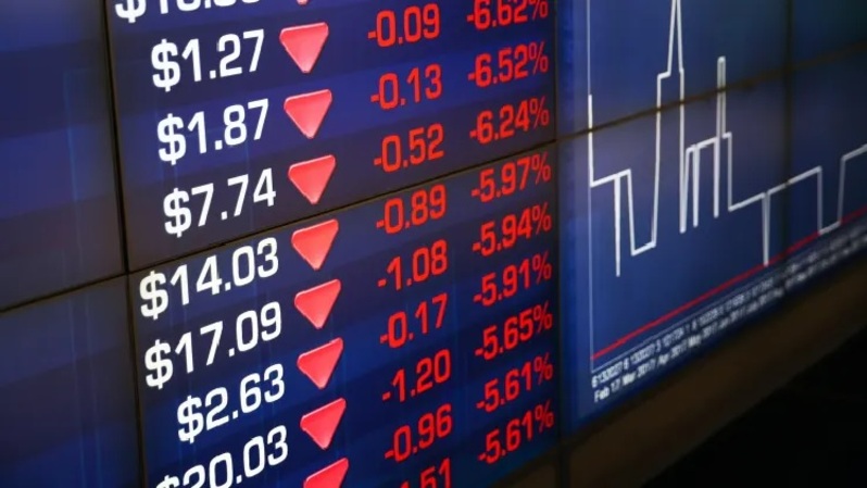 Papan elektronik menampilkan informasi saham di Australian Securities Exchange yang dioperasikan oleh ASX Ltd. di Sydney, Australia. (FOTO: Brendon Thorne / Bloomberg via Getty Images)