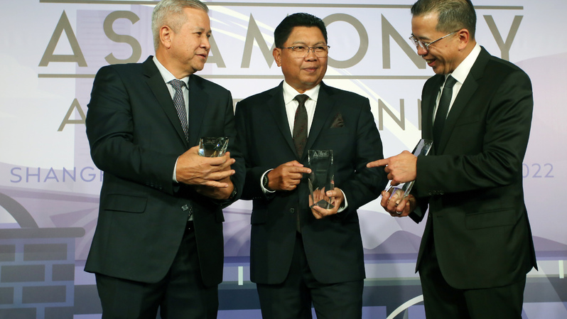 Bank Mandiri dinobatkan sebagai bank terbaik di Indonesia atau The
Best Domestic Bank in Indonesia pada ajang Asiamoney Best Bank Award 2022 di Singapura. (Dok. Bank Mandiri)