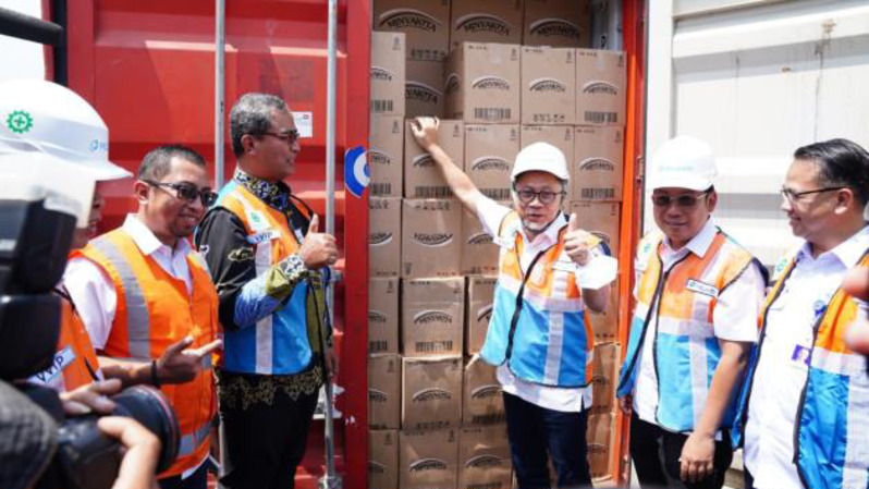 Menteri Perdagangan Zulkifli Hasan melepas 36 kontainer MINYAKITA di Pelabuhan Tanjung Perak, Surabaya, Jawa Timur melalui Tol Laut, Sabtu (24/9/2022).