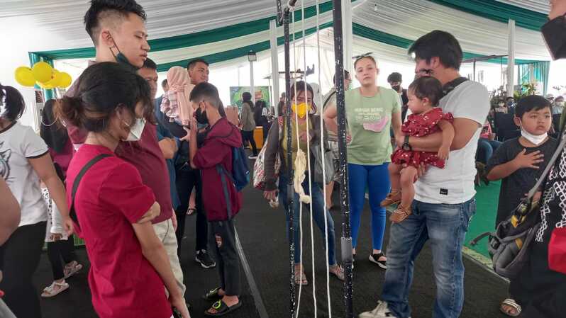Salah satu keluarga yang berkunjung di festival hewan piaraan dan tanaman di OCBD Olympic, Kota Bogor, Sabtu, (24/9/2022) (B1/vento).