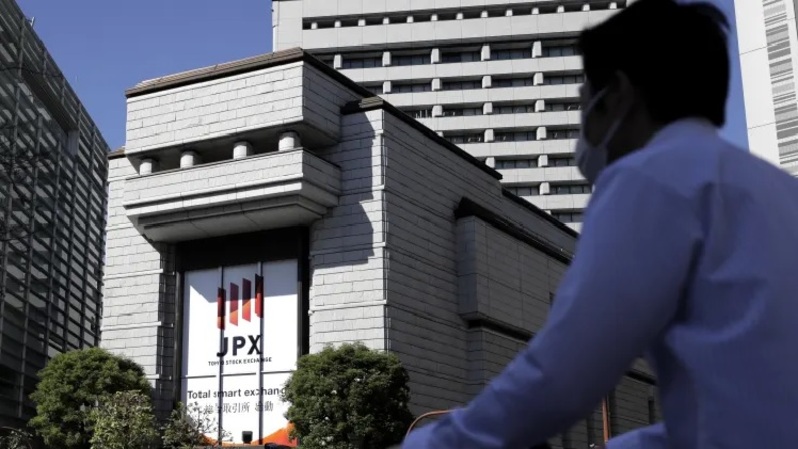 Bursa Efek Tokyo (TSE) yang dioperasikan oleh Japan Exchange Group Inc. (JPX) di Tokyo, Jepang pada 29 Oktober 2020. (FOTO: Kiyoshi Ota / Bloomberg / Getty Images)