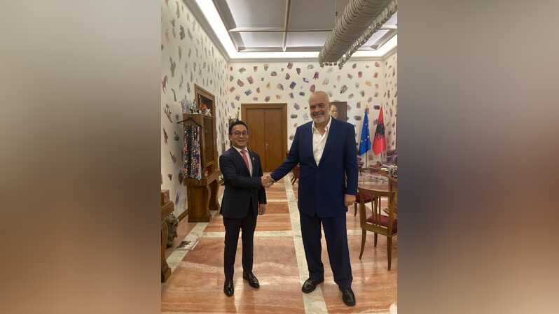 Duta Besar Luar Biasa dan Berkuasa Penuh RI untuk Bulgaria merangkap Albania dan Makedonia Utara Iwan Bogananta (kiri) dengan Perdana Menteri Albania Edi Rama di kantor Perdana Menteri Albania, Tirana, Senin, (26/9/2022).