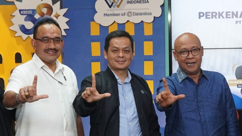 (kanan-kiri) Fajar Wibhiyadi (Direktur Utama KBI) Budi Susanto (Direktur KBI) dan Andi Patriota Wibisono (Executive Vice President KBI), disela-sela perkenalan jajaran Direksi baru KBI kepada karyawan PT Kliring Berjangka Indonesia, di Jakarta 27 September 2022.
