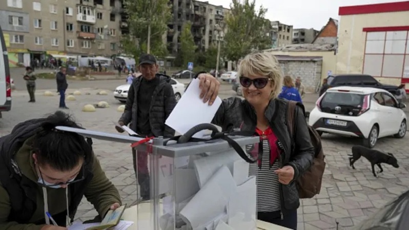Orang-orang memberikan suara mereka dalam referendum kontroversial di Mariupol, Donetsk Oblast, Ukraina pada 26 September 2022 hingga Selasa di Luhansk, Donetsk, Kherson, dan Zaporizhzhia. Pemilih diminta untuk memutuskan apakah mereka ingin wilayah ini menjadi bagian dari Rusia. (Foto: Anadolu Agency / Anadolu Agency / Getty Images)