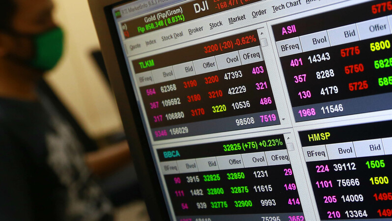 Investor memantau pergerakan harga saham melalui layar monitor. (BeritaSatu Photo/Mohammad Defrizal) 