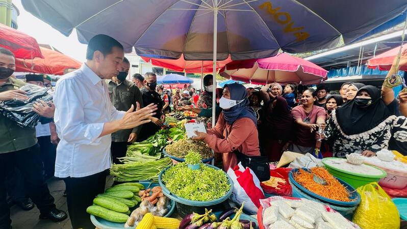 Presiden Joko Widodo (Jokowi) menyambangi Pasar Bahari Berkesan, Kota Ternate, Provinsi Maluku Utara, Rabu, 28 September 2022.(Sumber Foto: BPMI Setpres)