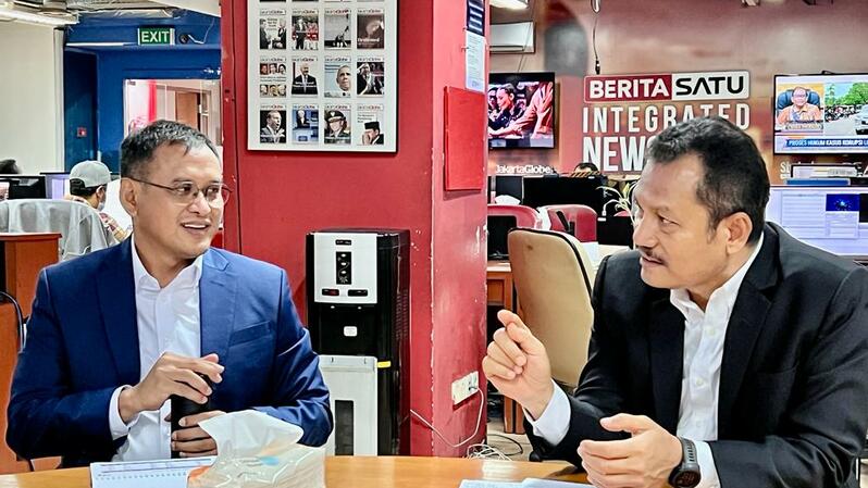 Direktur Utama PT Pupuk Kalimantan Timur (Pupuk Kaltim/PKT) Rahmad Pribadi (kiri) tengah berbincang dengan Pemimpin Redaksi Investor Daily Primus Dorimulu (kanan) di kantor BeritaSatu Media Holdings, Jakarta, 20 September 2022. 