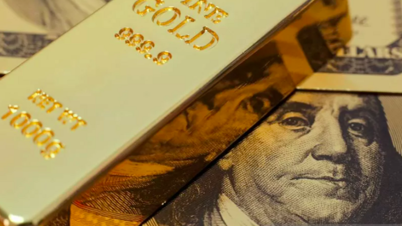 Ilustrasi - Emas batangan dengan latar belakang dolar AS. ANTARA/Shutterstock/pri.

