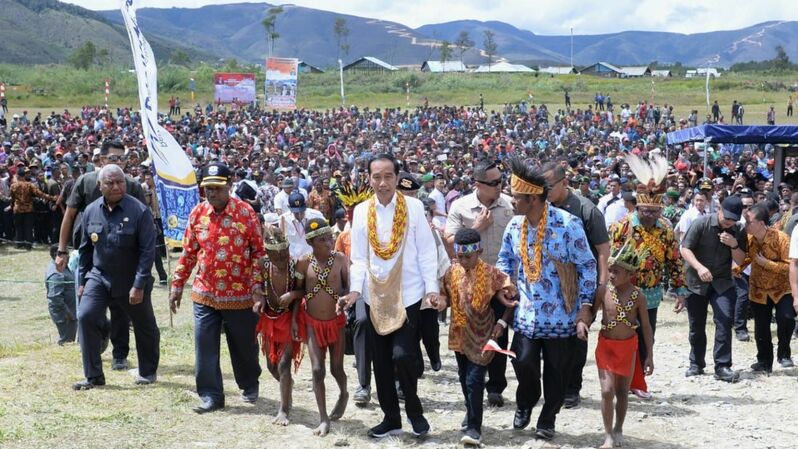 Presiden Joko Widodo (tengah) saat mengunjungi lapangan bola Irai di Kabupaten Pegunungan Arfak, Provinsi Papua Barat. (ANTARA FOTO/Setpres-Kris/Lmo/aww.\r)