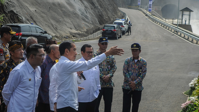 Presiden Joko Widodo saat peresmian Terowongan Air Nanjung di Margaasih, Kabupaten Bandung, Jawa Barat. (ANTARA FOTO/Raisan Al Farisi/foc)
