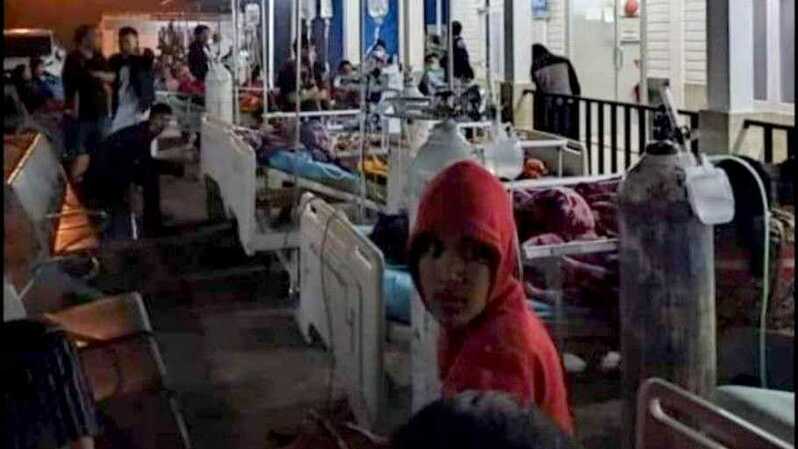 Pasien di rumah sakit sempat diungsikan saat gempa melanda wilayah Kabupaten Tapanuli Utara, Provinsi Sumatera Utara, Sabtu dini hari,  1 Oktober 2022. (Foto: Antara)