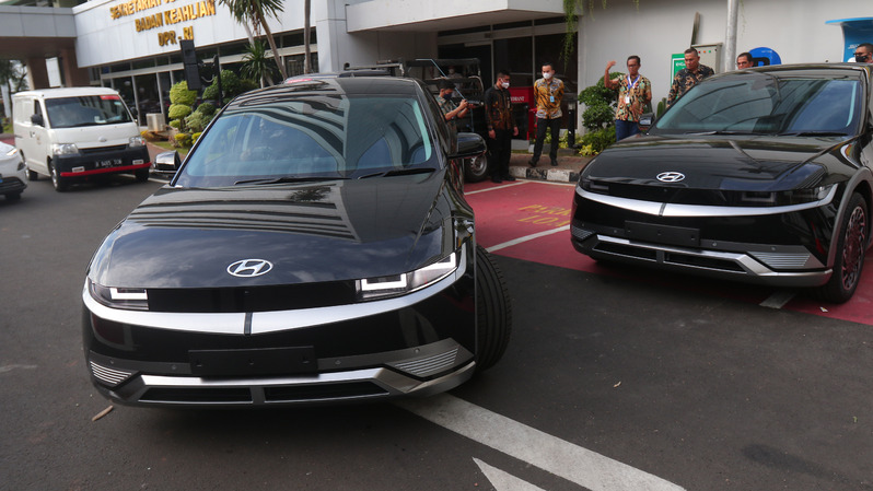 Mobil listrik Hyundai Ionic 5 yang menjadi mobil resmi delegasi pertemuan P-20, terparkir di Kompleks DPR, Jakarta. P-20 merupakan pertemuan delegasi parlemen dari negara-negara G-20 yang akan berlangsung di Jakarta, 5-7 Oktober 2022.