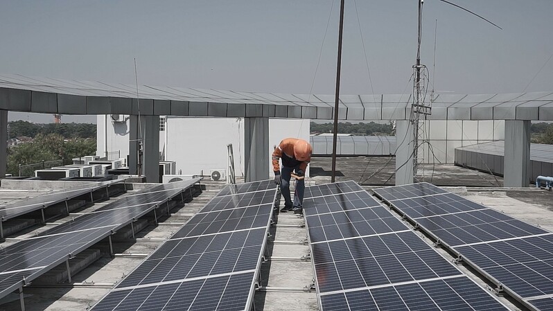 Proses pemasangan panel surya (Foto: Dok.PR)