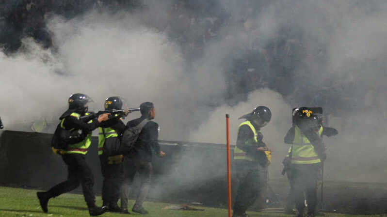 Aparat keamanan menembakkan gas air mata untuk menghalau suporter yang masuk lapangan usai pertandingan sepak bola Liga 1 antara Arema melawan Persebaya di Stadion Kanjuruhan, Malang, Sabtu, 1 Oktober 2022. (Foto: Antara)