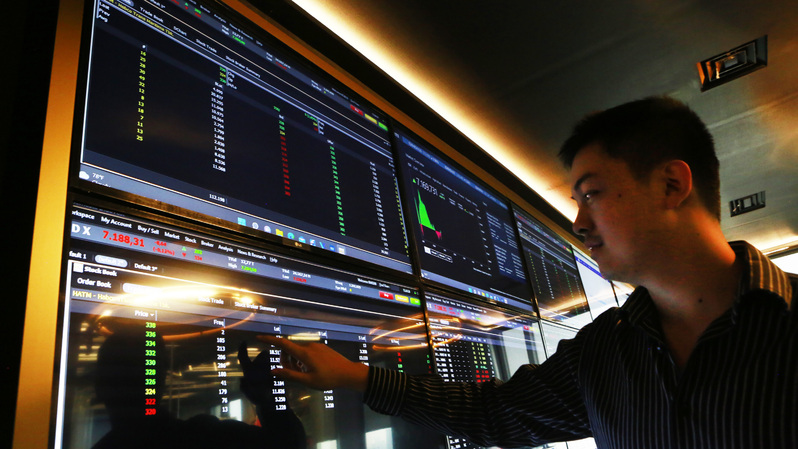 Investor memantau monitor pergerakan saham di Jakarta. (Beritasatu Photo/Uthan AR)