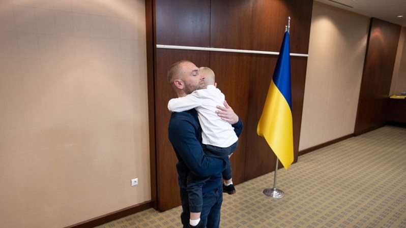 Tentara Ukraina yang dibebaskan dalam kesepakatan pertukaran tahanan dengan Rusia terlihat sedang memeluk anaknya di Turki pada 4 Oktober 2022. (Foto: Ukrainian Presidential Press Service)