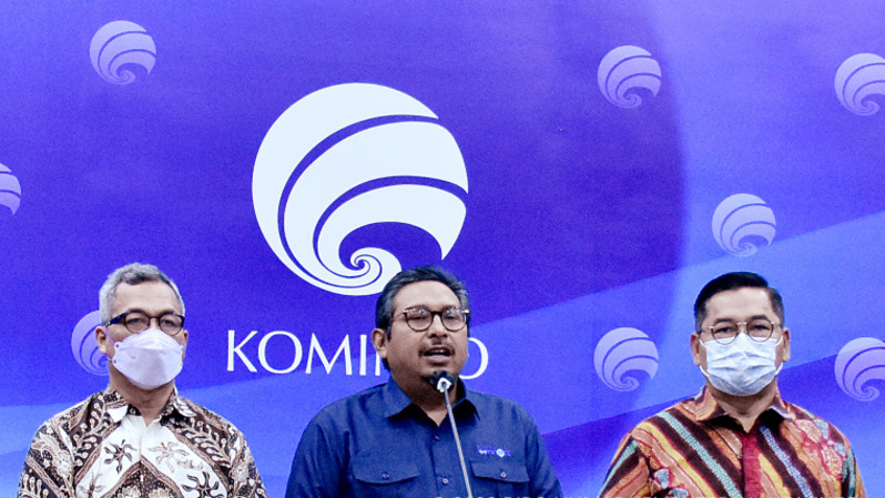 Plt Dirjen PPI Kemenkominfo Ismail (tengah) didampingi Dirjen IKP Usman Kansong (kiri), dan Sekjen ATVSI Gilang Iskandar (kanan), umumkan ASO Jabodetabek. (IST)