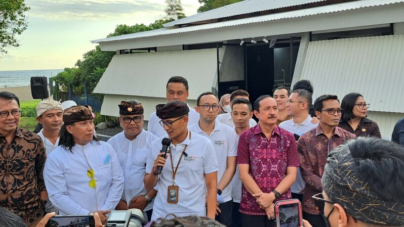 Menteri Pariwisata dan Ekonomi Kreatif (Menparekraf) RI Sandiaga Uno saat berkunjung ke proyek percontohan toilet bersih berbasis teknologi di Bali, yang merupakan bagian dari program Toilet Untuk Negeri. ( Foto: Istimewa )