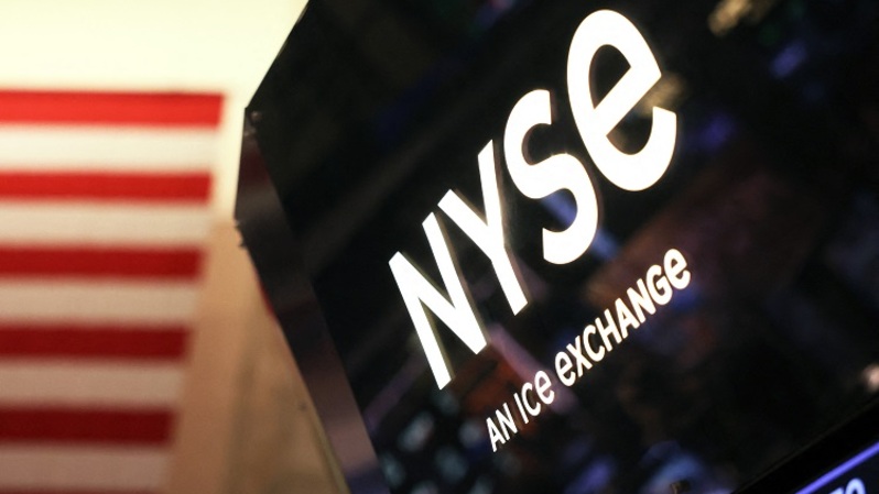 Logo Bursa Efek New York terlihat selama perdagangan sore 13 Oktober 2022 di New York City, Amerika Serikat. (FOTO: Michael M. Santiago / GETTY IMAGES NORTH AMERICA / Getty Images via AFP)
