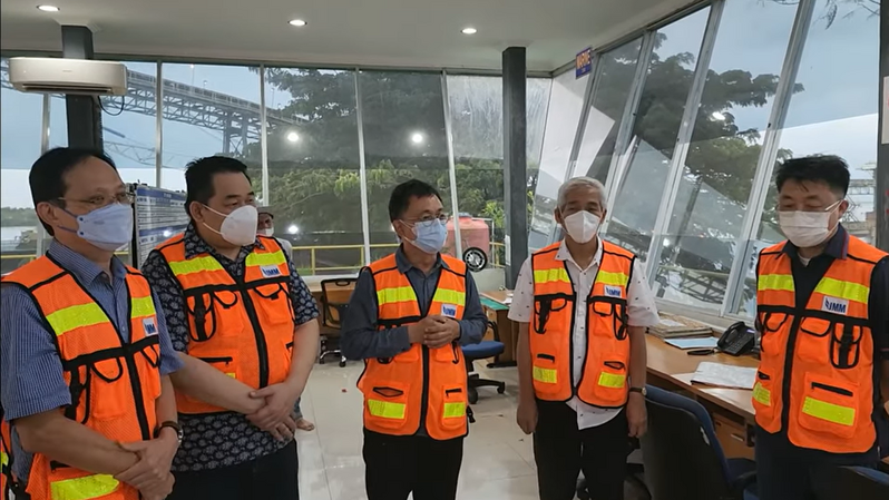 Lo Kheng Hong (kedua dari kanan) visit ke tambang PT Indo Tambangraya Megah Tbk (ITMG) di Bontang. (YouTube/HungryStock)