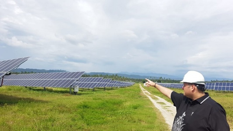 Managing Director, Quantum Power Asia Pte Ltd, Simon G. Bell sedang menunjukkan Pembangkit Listrik Tenaga Surya (PLTS) Isimu yang berkapasitas 14.5 MWp di Isimu Gorontalo. Saat ini, Isimu adalah photovoltaic plant terbesar di Indonesia, sementara Project Karimun bernilai 250 kali lebih besar dibandingkan Isimu.

