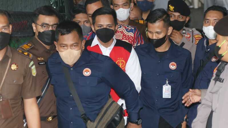 Bharada Richard Eliezer Pudihang Lumiu atau Bharada E dikawal petugas tiba di Pengadilan Negeri Jakarta Selatan, Selasa, 18 Oktober 2022.
