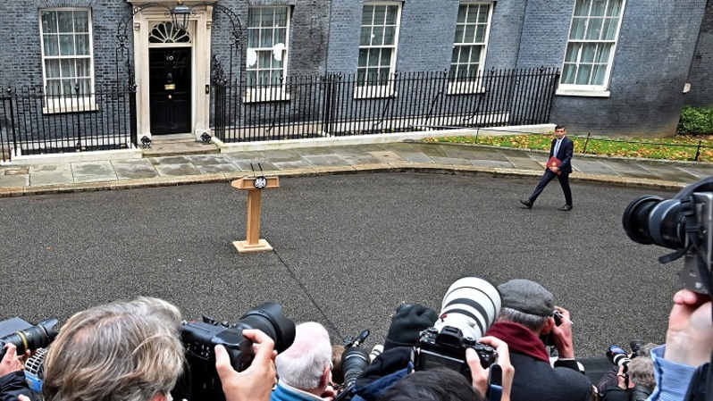 Perdana Menteri Inggris yang baru diangkat Rishi Sunak saat hendak menyampaikan pidato di luar Downing Street 10 di pusat London, Inggris pada 25 Oktober 2022. (FOTO: JUSTIN TALLIS / AFP)