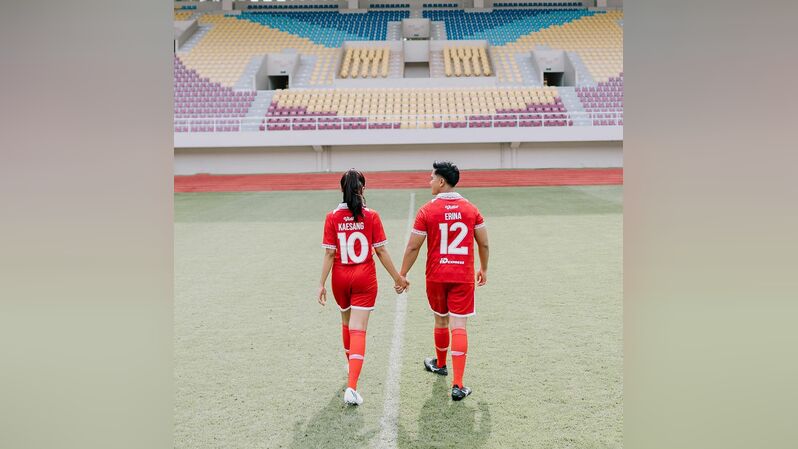Erina Gudono tampak mengunggah fotonya bersama Kaesang dalam balutan jersey Persis Solo. (Foto: Instagram @erinagudono)