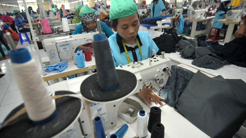 Pekerja menyelesaikan proses menjahit kain di salah satu industri garmen. (ANTARA FOTO/Oky Lukmansyah/pd/16)