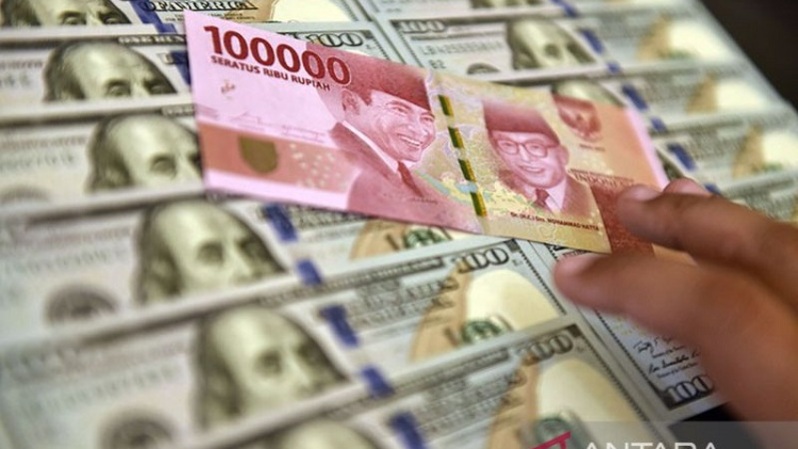 Petugas jasa penukaran valuta asing memeriksa lembaran mata uang rupiah dan dolar Amerika Serikat di Jakarta. (FOTO: ANTARA FOTO/PUSPA PERWITASARI)