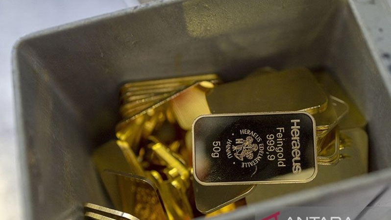 Emas batangan 50 gram setelah dicetak di pabrik penyulingan dan pabrikan batangan Argor-Heraeus di Mendrisio, Swiss pada 13 Juli 2022. (Foto: ANTARA/REUTERS/Denis Balibouse/pri)