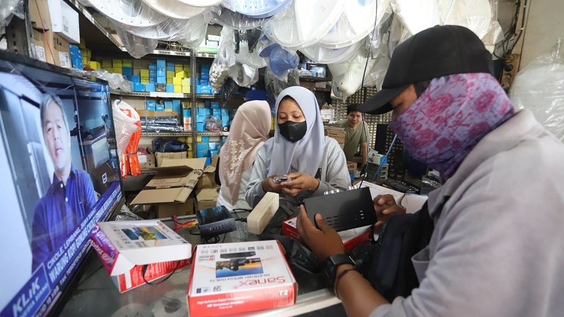 Pedagang melayani pembeli set top box (STB) TV digital di toko pusat elektronik, Jakarta. (B Universe Photo/Joanito De Saojoao)