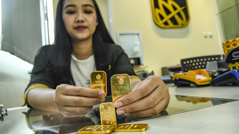 Petugas menunjukkan sampel emas batangan di Butik Emas Logam Mulia, Jakarta. (ANTARA FOTO/Muhammad Adimaja/ama)