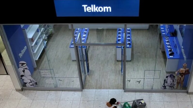 Seorang pembeli berjalan melewati gerai Telkom di sebuah pusat perbelanjaan di Johannesburg, Afrika Selatan pada 26 Februari 2016. (Foto: REUTERS/Siphiwe Sibeko)